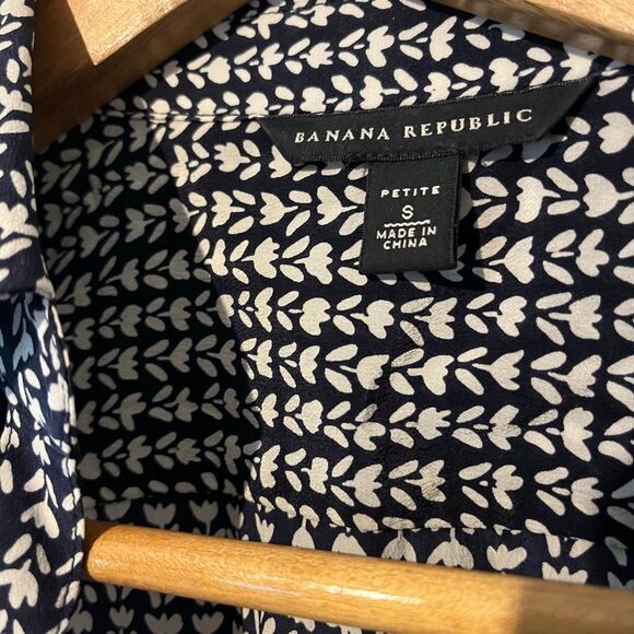 Banana Republic 100% Silk blouse work business casual v knock shirt sleeve blous - Picture 5 of 6